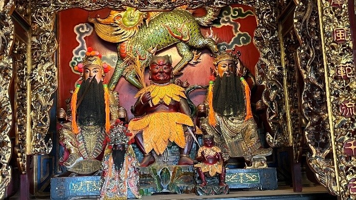 （右）：開漳聖王、神農大帝、保生大帝