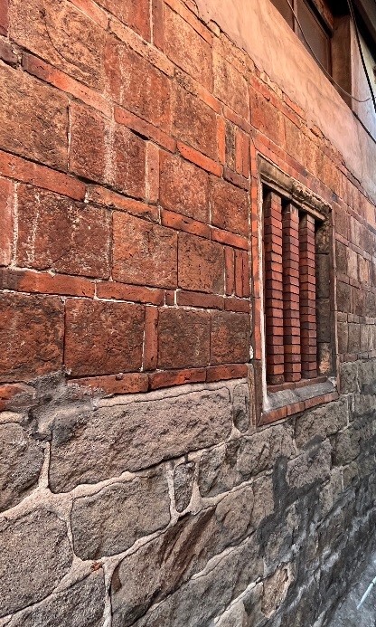 左圖：內部隔牆整面以唭哩岸石砌建  右圖：紅磚堆疊的三條式條窗7A